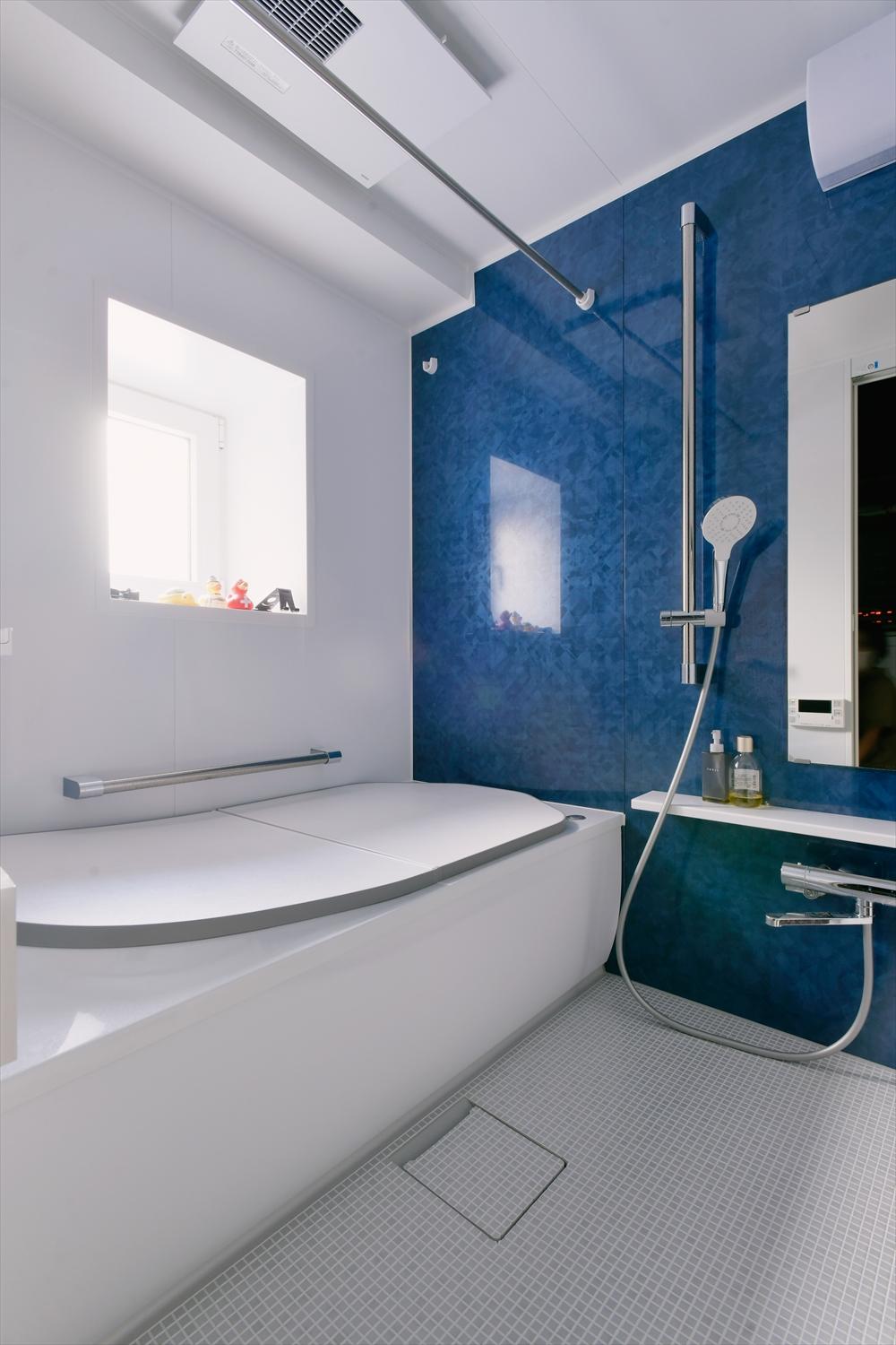 設備交換をしてリフレッシュした浴室。壁面はやはりブルーを選択。