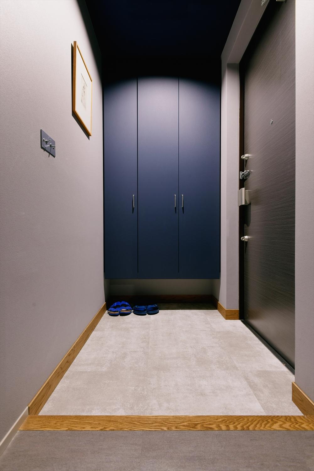 玄関収納の扉もブルー系で、お住まい全体に統一感がもたらされています。