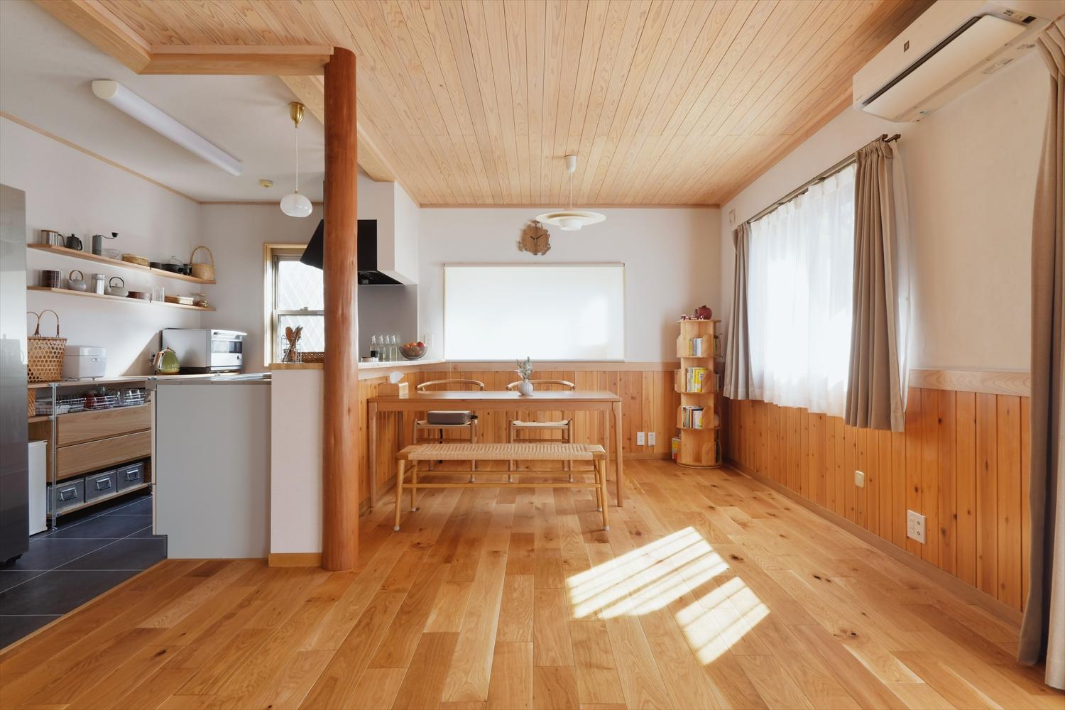 もともと木をいっぱい使った中古物件を選んで、リノベコストを抑えながら「たくさんの木に包まれるような家」を実現。たっぷりと木を使った腰壁や天井はそのまま活かし、床はオークの無垢フローリングに貼り替えることでナチュラルな木の温もりに包まれる空間に。