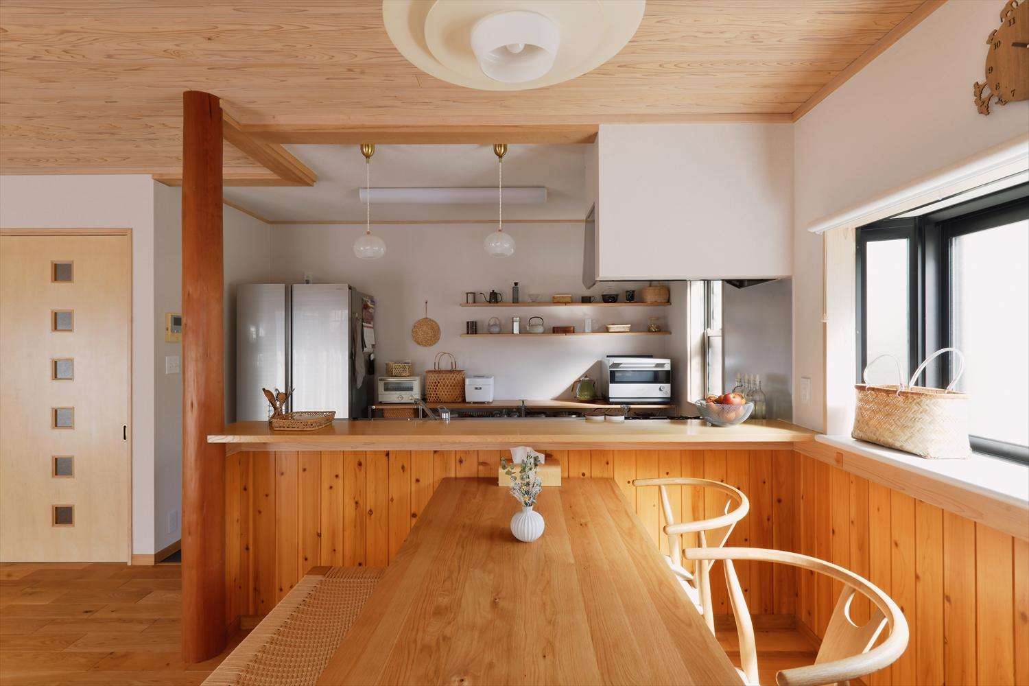 垂れ壁を取り払ったキッチンからは、リビングやテラスまで見晴らすことができます。