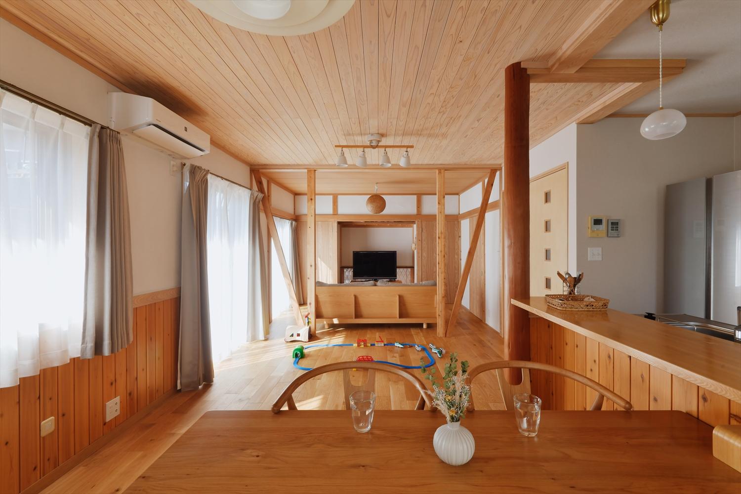 リビングダイニングに隣接する和室もフローリングに変更し、筋交いを現しにして、広々と開放的なLDK空間を実現しています。