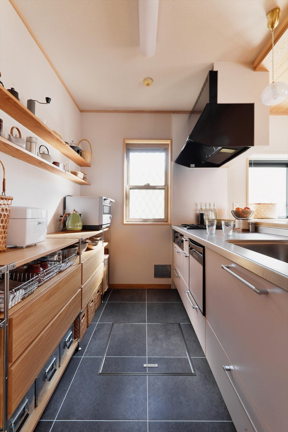 キッチン設備は元々キレイだったため、既存をそのまま利用してコストを大幅に抑えています。