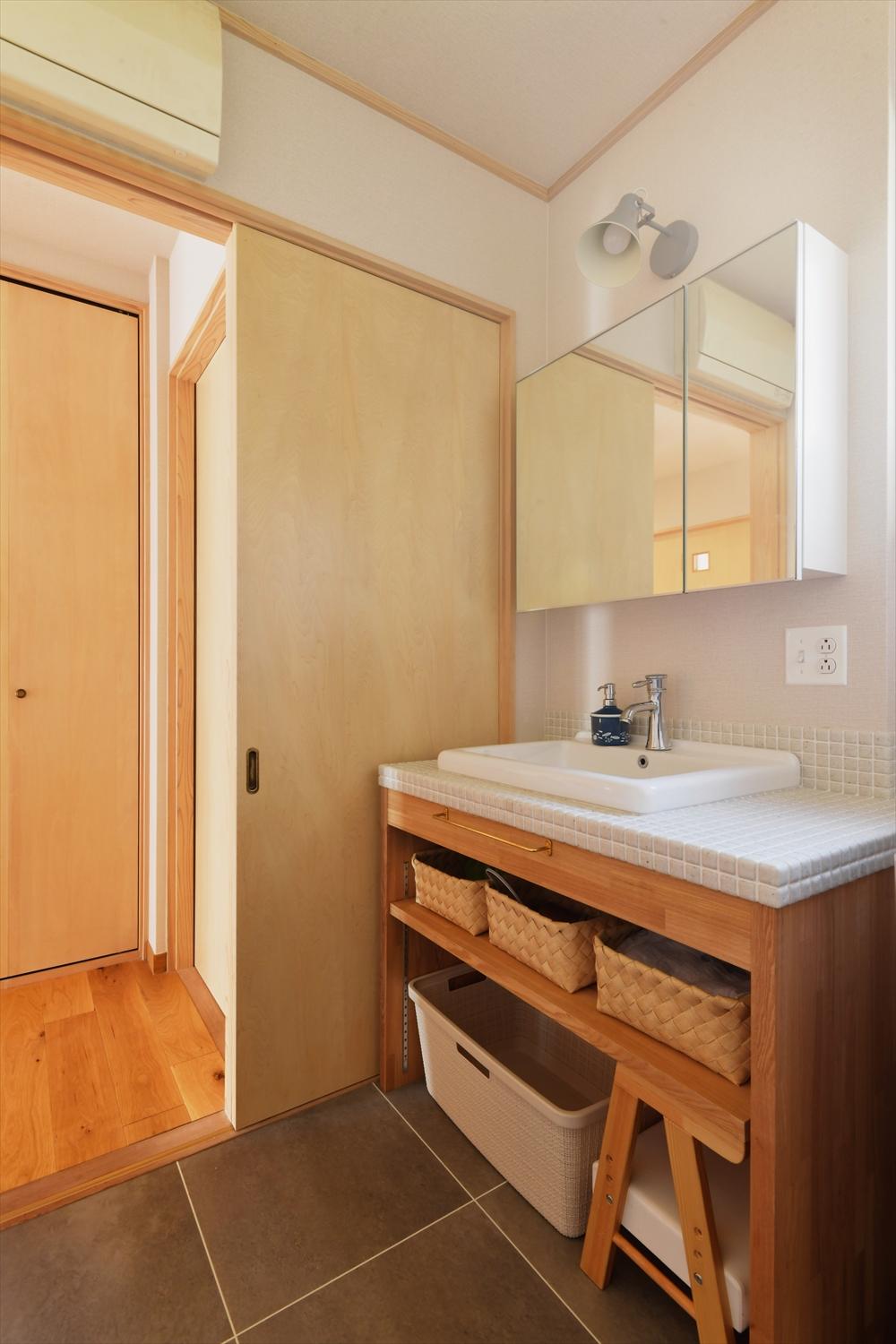 水廻りはレイアウト自体変えていませんが、木とタイルで造作した可愛らしい洗面台を設置。オープン収納は使い勝手もバツグン。