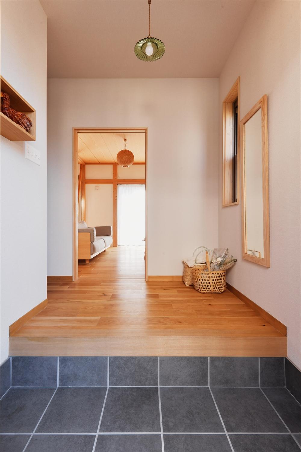 玄関は靴収納を撤去して広々と。お子様と並んで靴の脱ぎ履きができます。