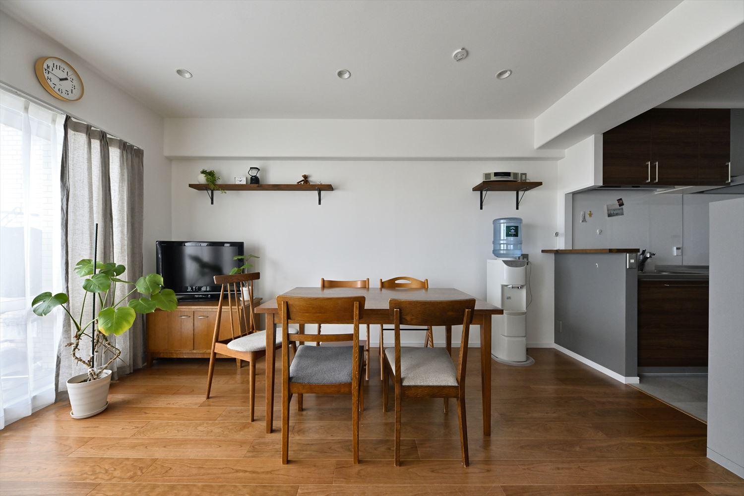 ダイニングキッチン。キッチンは既存設備をそのまま利用していますが、廊下側にあった壁を取り払うことで暗さや閉塞感がなくなり、家事動線もスムーズになりました。