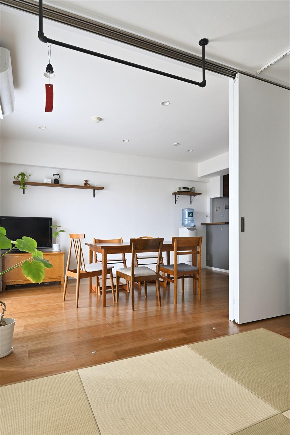 主寝室とリビングとの間仕切りは天井までの引き戸にして、日中は開け放っておけば、広々と開放的な空間を楽しめます。