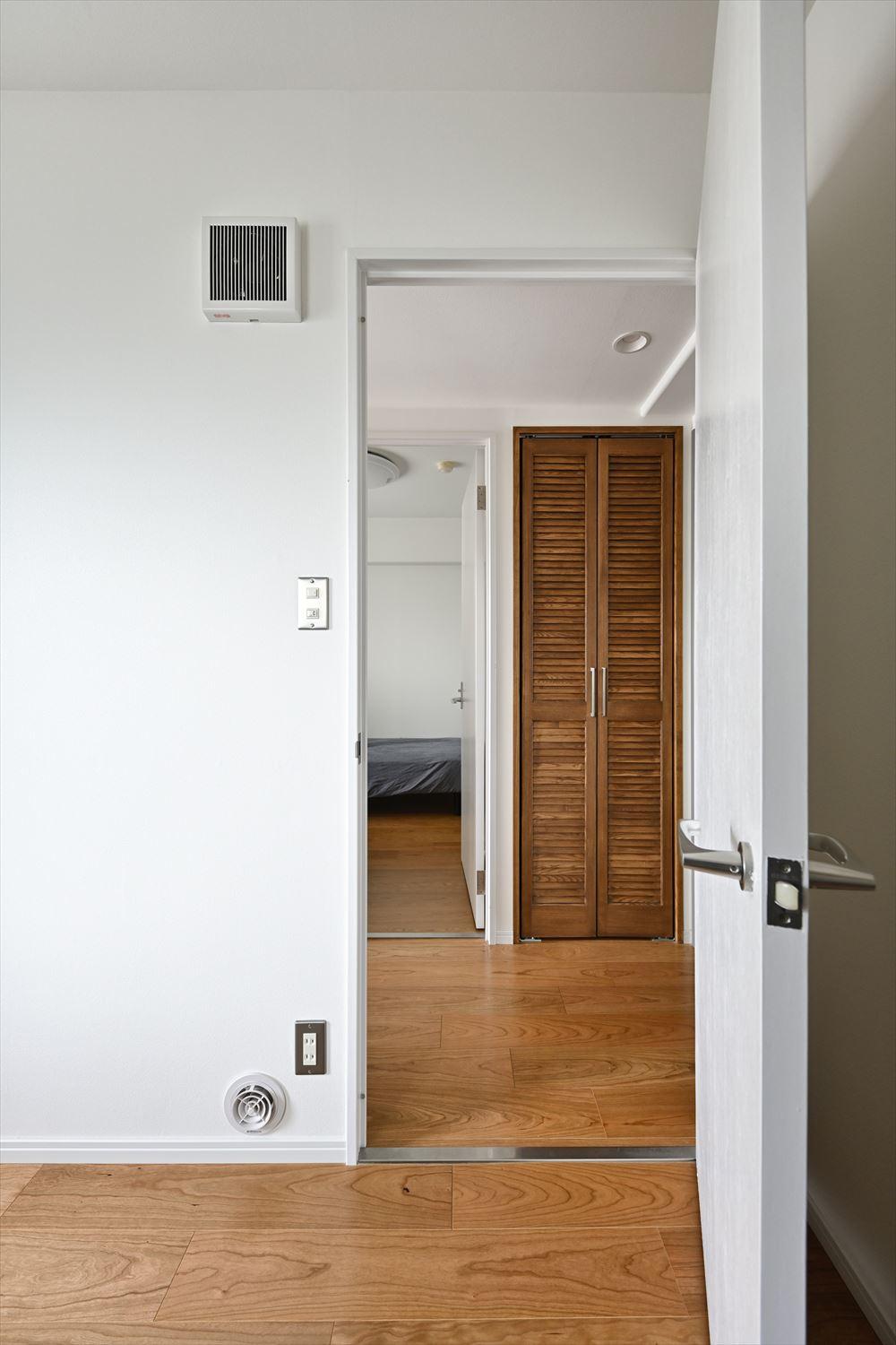 玄関両側にあった2つの洋室は、元々は書斎や納戸として活用していましたが、2人のお子さんそれぞれの個室に改修。