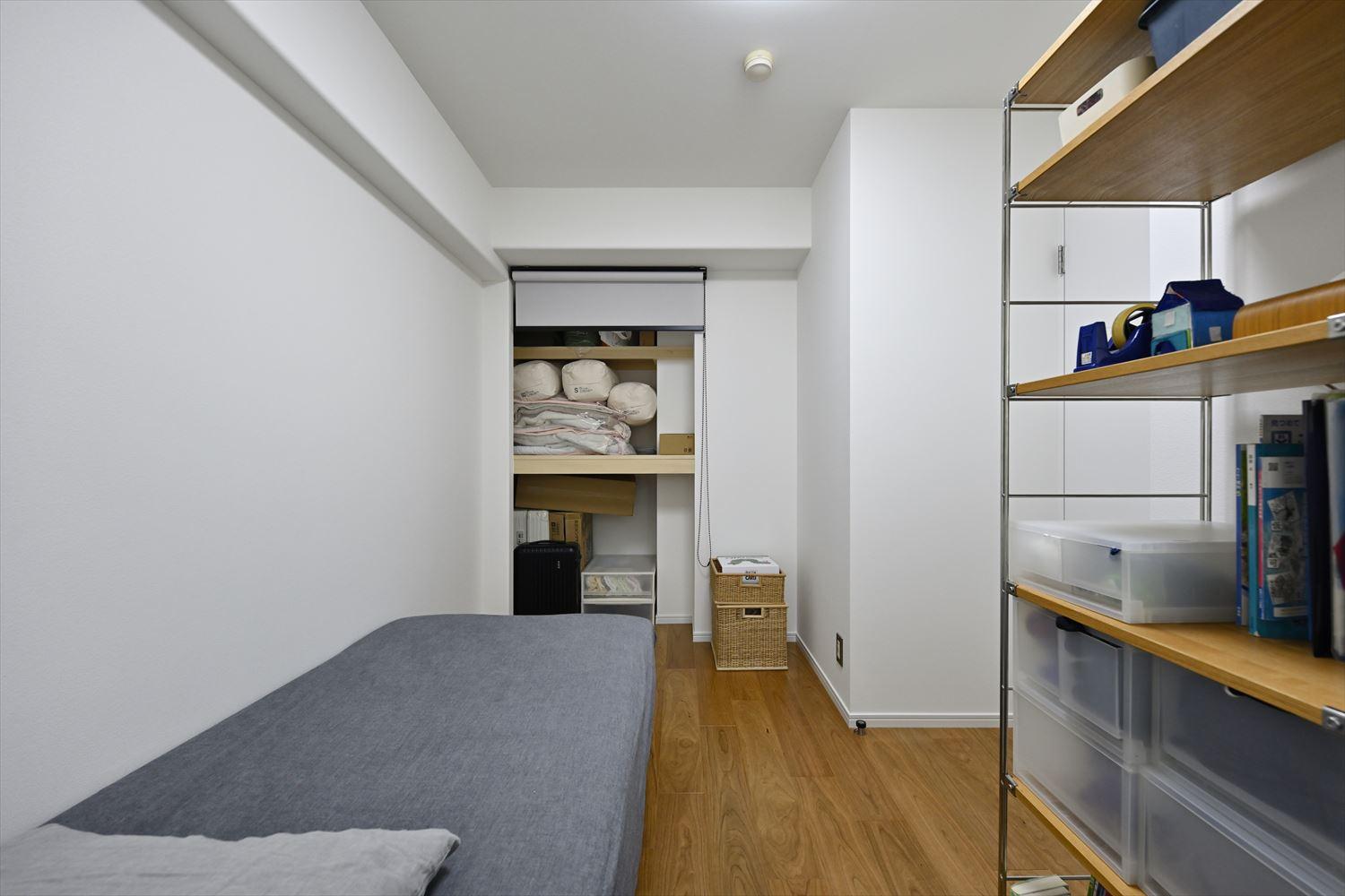 お子さんの個室。ロールスクリーンで開閉する収納を設置し、収納力も確保。