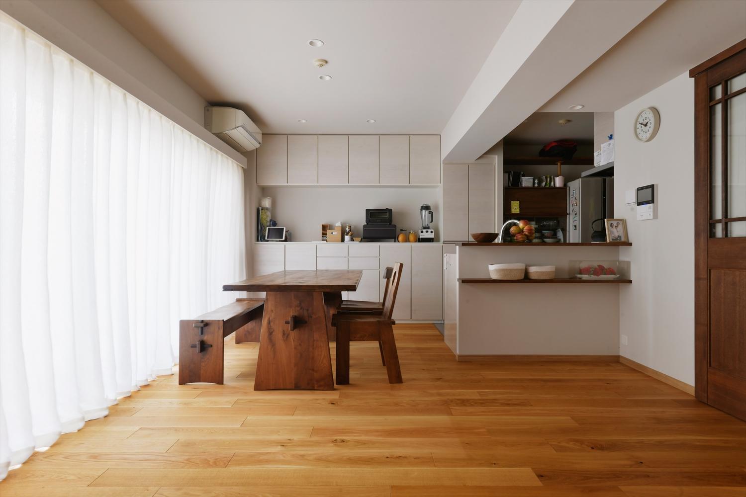 ナチュラルな素材やテイストがお好きで、内装にはオークのフローリングと自然素材クロスを選ばれました。