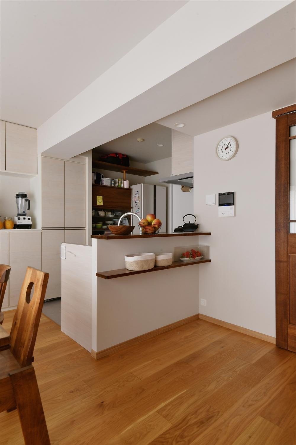 キッチンは既存の壁を取り払い、180度向きを変えて、子どもたちの様子が見える対面式に。