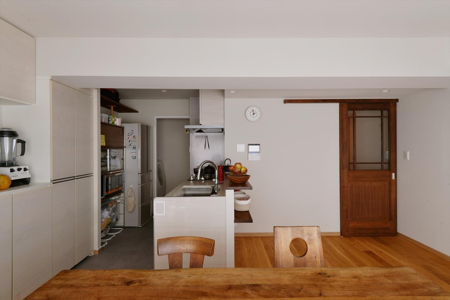 画面左奥、キッチンと洗面室とつなげ、その動線上にパントリーとユーティリティをつくるプランを提案。廊下からダイレクトにキッチンにアクセスできるようになりました。