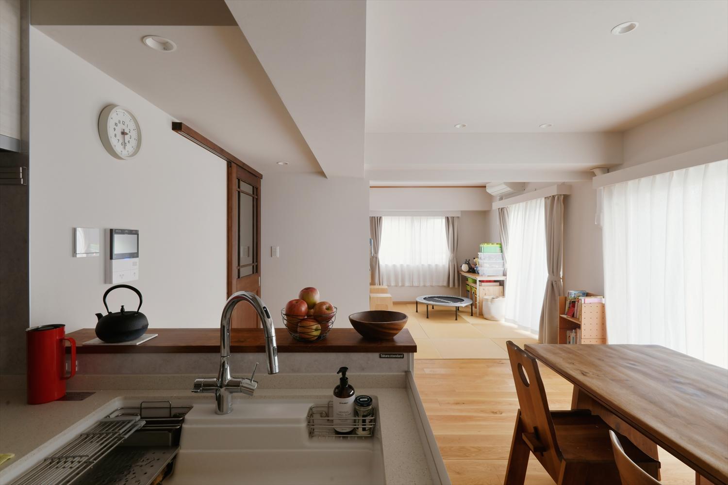 画面右奥、リビングに隣接する和室は、袖壁や仕切り戸を撤去してひと続きの空間に。必要に応じてロールスクリーンで仕切れるようにしています。