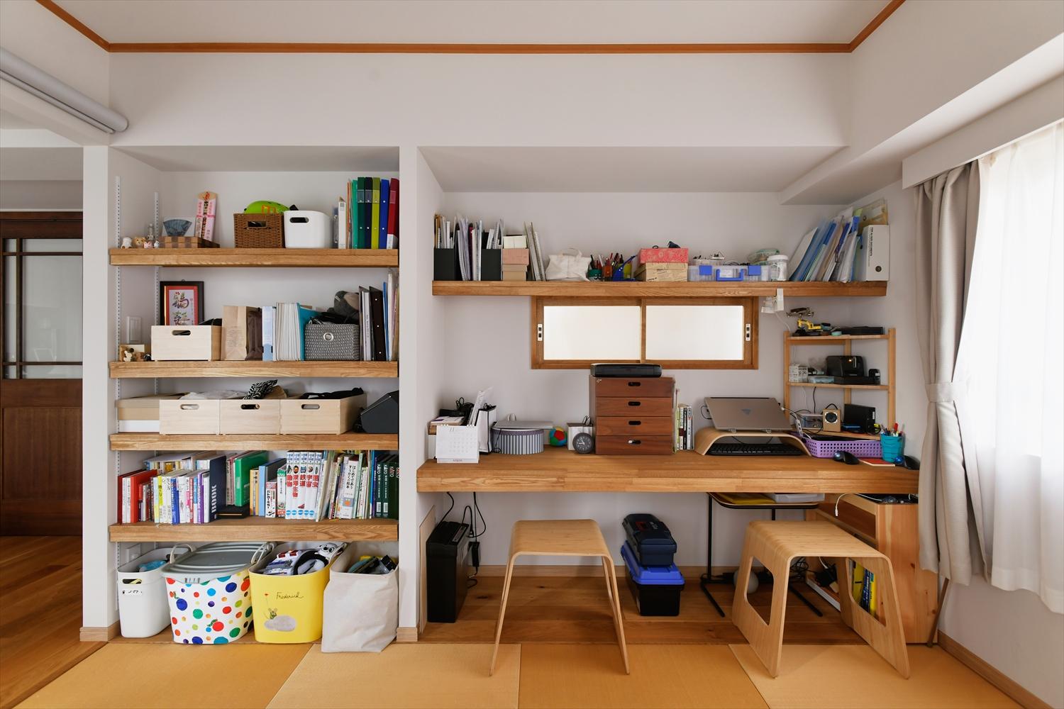 ワークカウンターの中心には、隣の子ども室とつながる室内窓を設置しました。窓を開ければ子どもたちの勉強机とご対面。バルコニーからの光を子ども室に届け、空間と家族の風通しの良さにも役立っています。