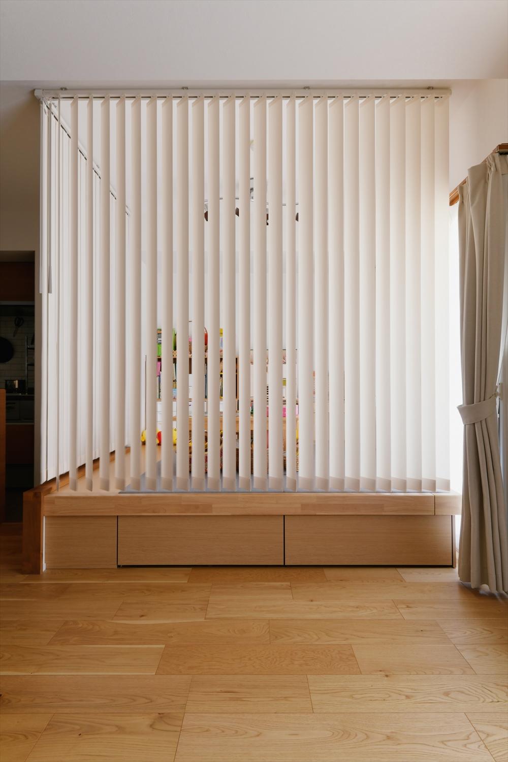 小上がりはバーチカルブラインドで間仕切りすることもでき、個室のように使用することもできます。下部には引き出し収納も。いまは小さなお子さまのプレイスペースとして、また将来的にはご夫妻の寝室とすることを想定しています。