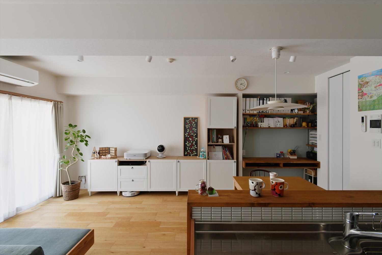 リビングとキッチンは平行になるように配置。LDKを見渡しながら台所仕事ができます。