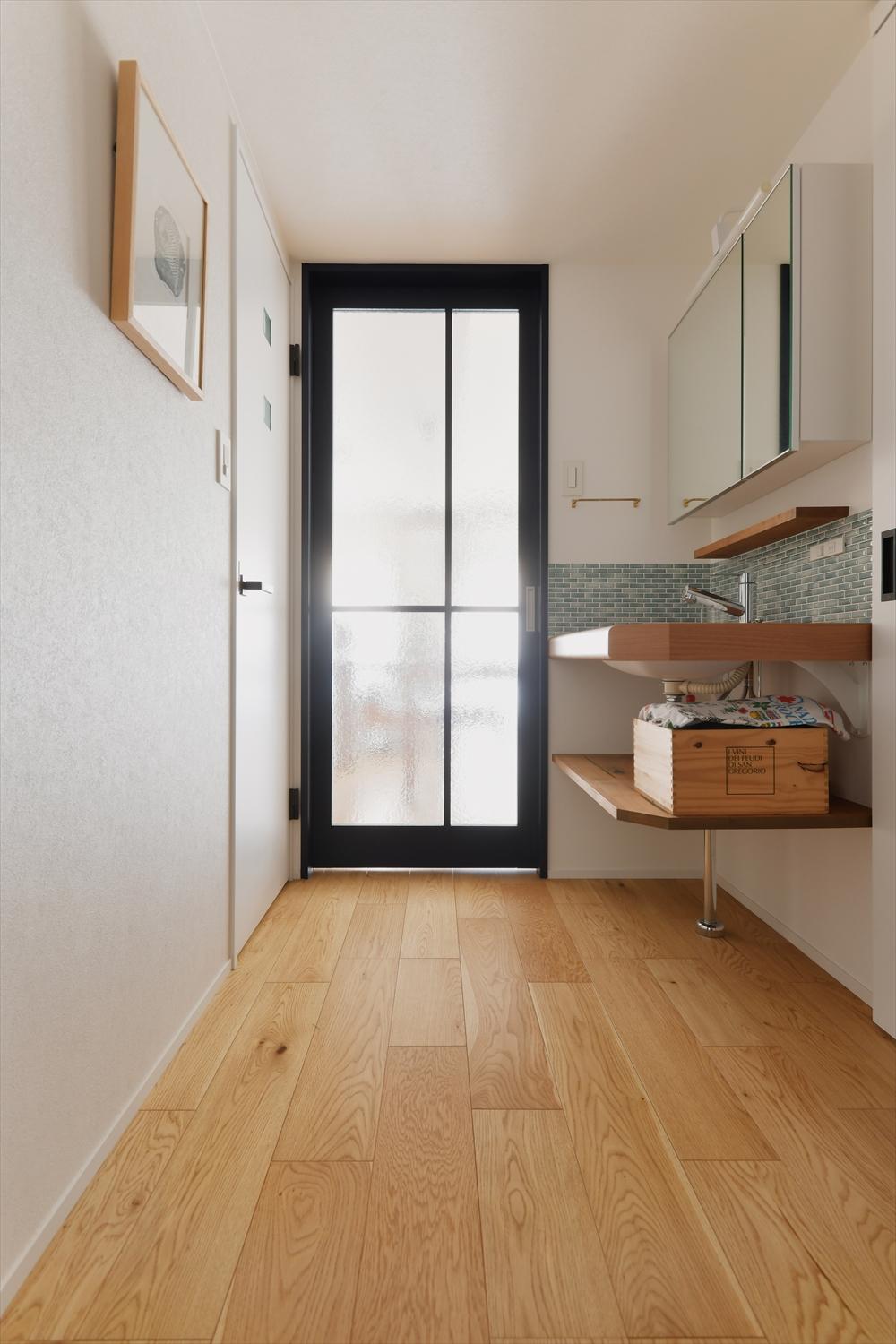 個室を少しコンパクトにしてその分廊下の幅を広く取り、オープンな洗面台を設置。玄関からリビングの動線内で手洗いや身支度がサッとできます。