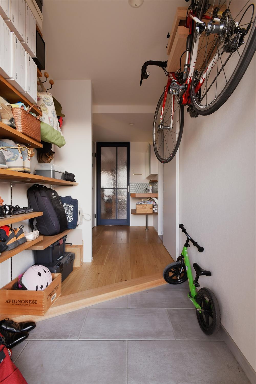 玄関もゆとりある幅に。土間を広くとり、オープン棚や自転車ハンガーを取り付けて、便利で遊び心ある空間に。