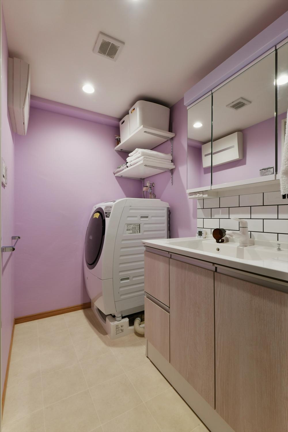 洗面室のライラックパープルの壁紙はお施主様がこだわって選ばれた部分です。