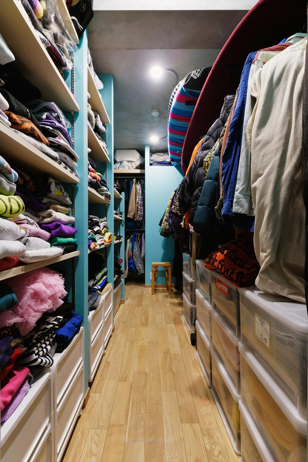 こちらもこだわりのティファニーブルーが美しいWIC。上部にはサーフボードも収納。