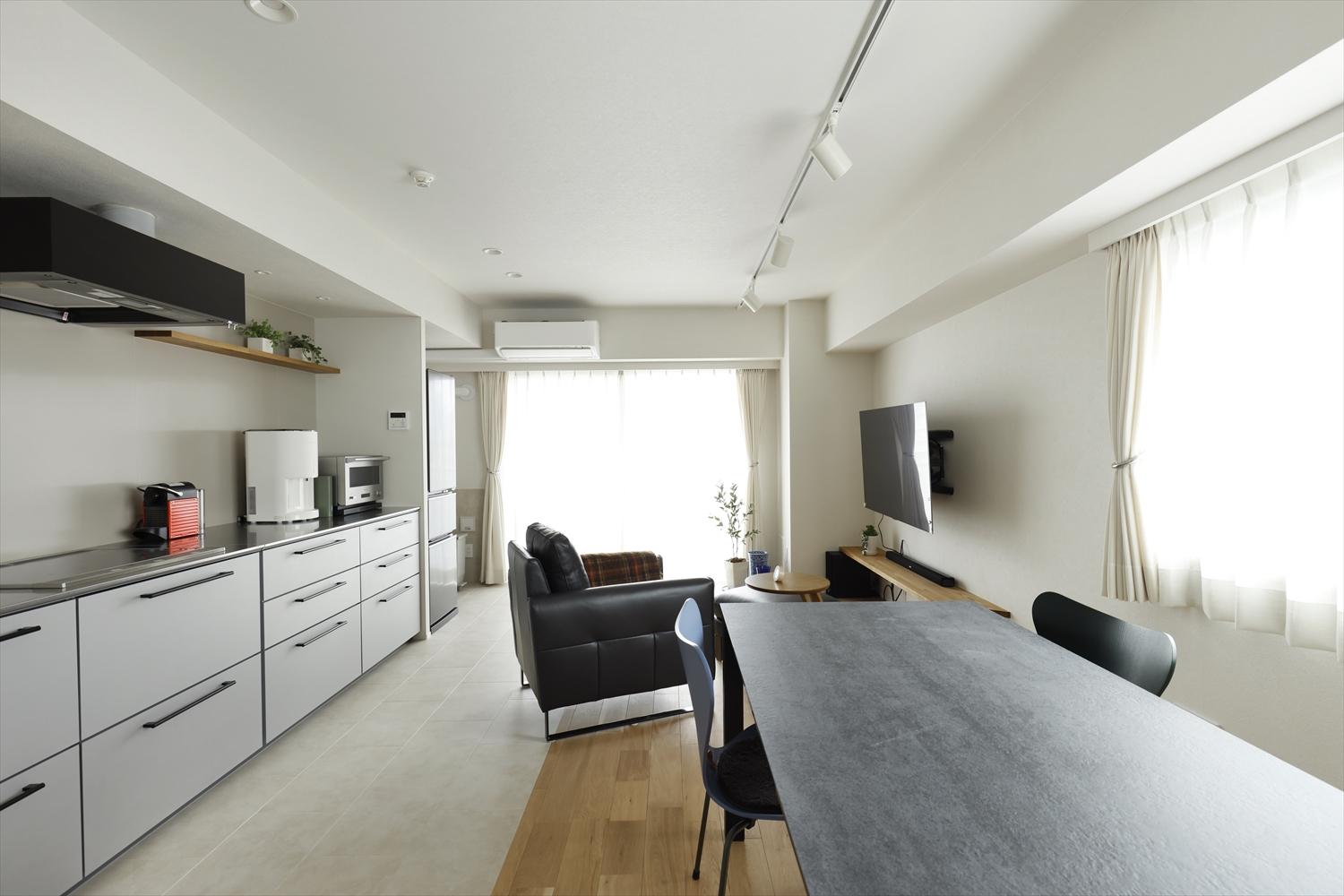 2方向から採光が得られるLDK。既存では住まいの中央に位置しておりうす暗かったのですが、間取りを変更したことでバルコニーからの採光が存分に得られるようになりました。