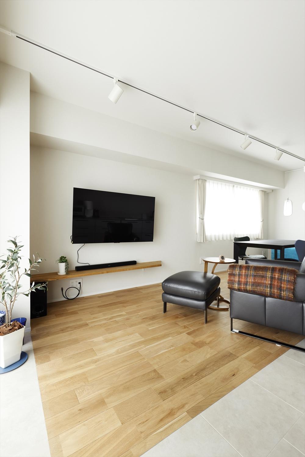 床は無垢のフローリングに加えバルコニー側はフロアタイルに。水やりが必要な観葉植物を置くのにも便利。