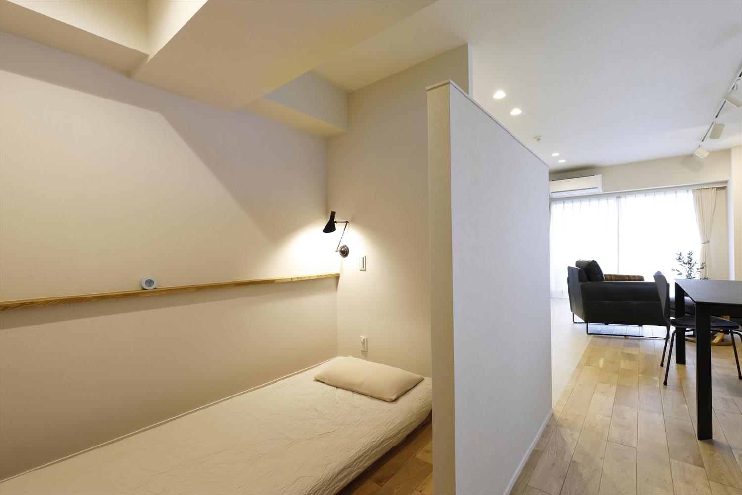 寝室は個室とせず、LDKからベッドが見えない高さの腰壁のみで、日常生活と就寝スペースとを緩やかに区切っています。