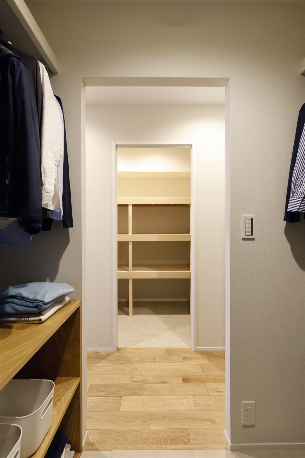 WICを通路の両サイドにそれぞれ用途別にふり分けて設置。入口の位置をそろえているので、扉を開けたままにすれば、どこに何が収納してあるか、探しやすいようになっています。