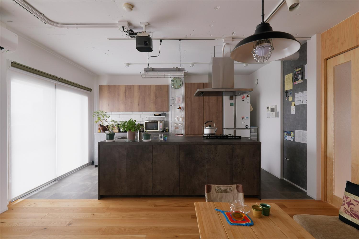 キッチンは向きを変えてアイランド型に変更。両側から行き来ができ、家族で料理が楽しめるゆとりあるスペースになりました。背面には大容量の収納を設置し、キッチンまわりをすっきりと保てるように。