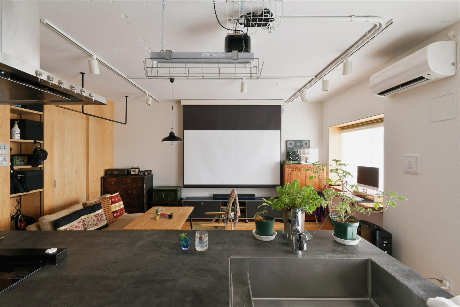 LDKにはスクリーンとプロジェクターを設置。ゆったりと映像鑑賞できます。