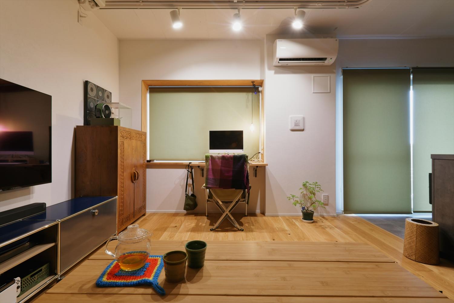 リビングの一角には出窓を利用したカウンターを造作して、心地の良いワークスペースとなりました。