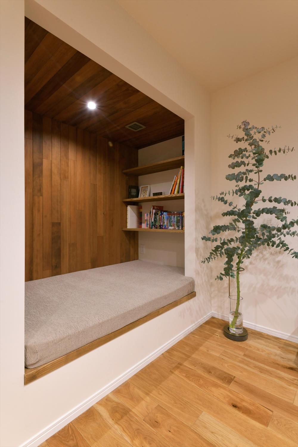 WICだったスペースには、程よいこもり感のあるヌックを設置。濃いめの羽目板張りが落ち着いた雰囲気。棚やマットレス下に収納スペースを設置するなど、機能面も充実させました。