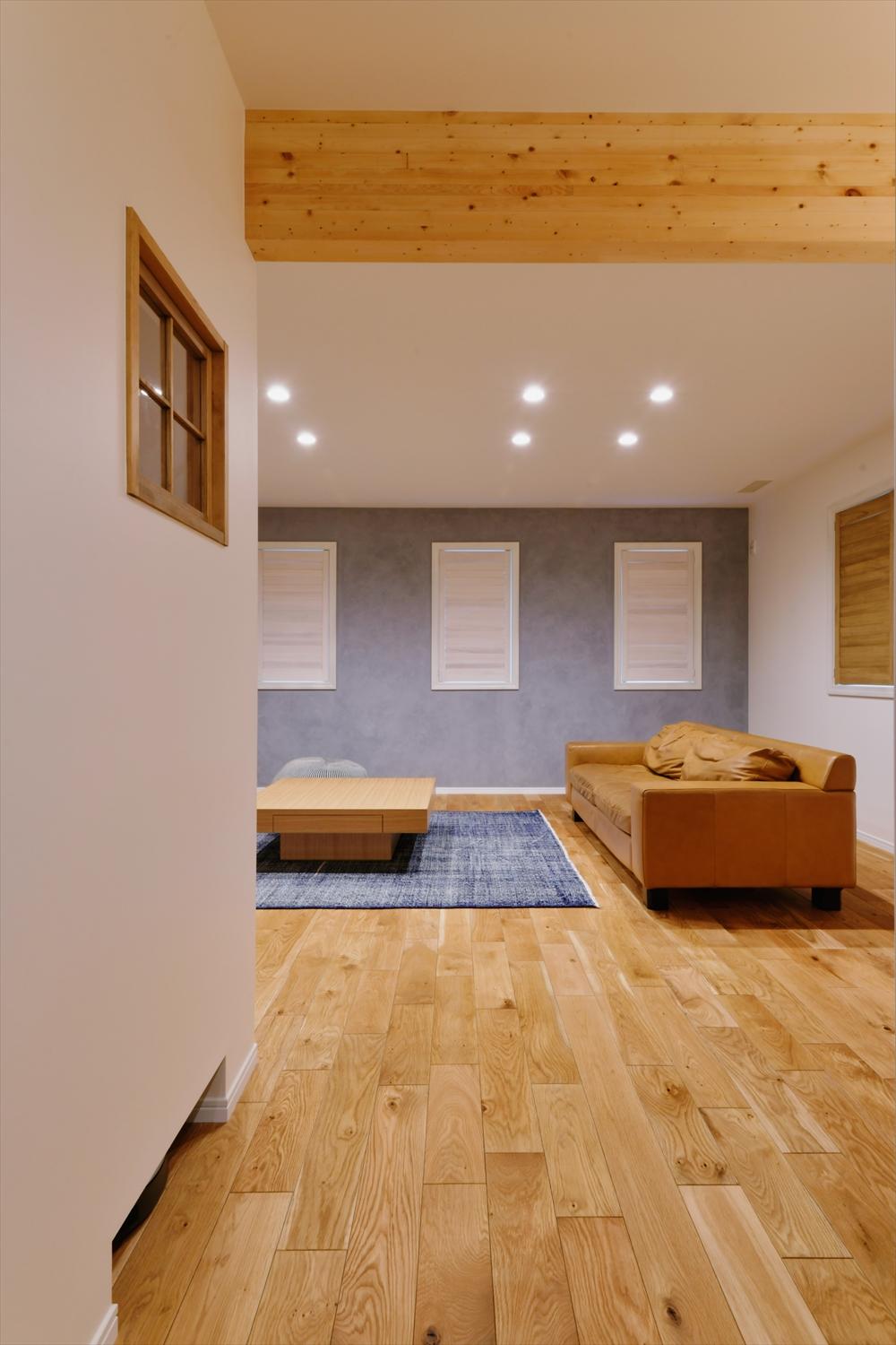 リビングの一面は質感のあるスエードペイントで塗装したアクセントウォールに。写真手前下部には、ロボット掃除機の基地となるスペースも設置。住みやすくなるための細かな工夫を随所に取り入れています。