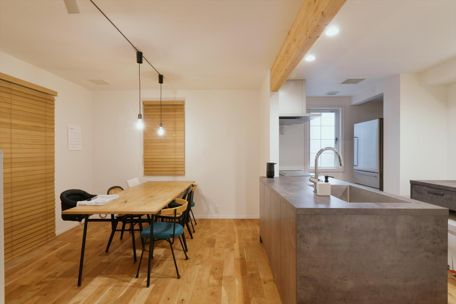 キッチンはクールで存在感のあるグラフテクトを採用しました。スッキリと開放的なフルオープン型で、既存の扉付き収納を撤去して冷蔵庫置き場に。