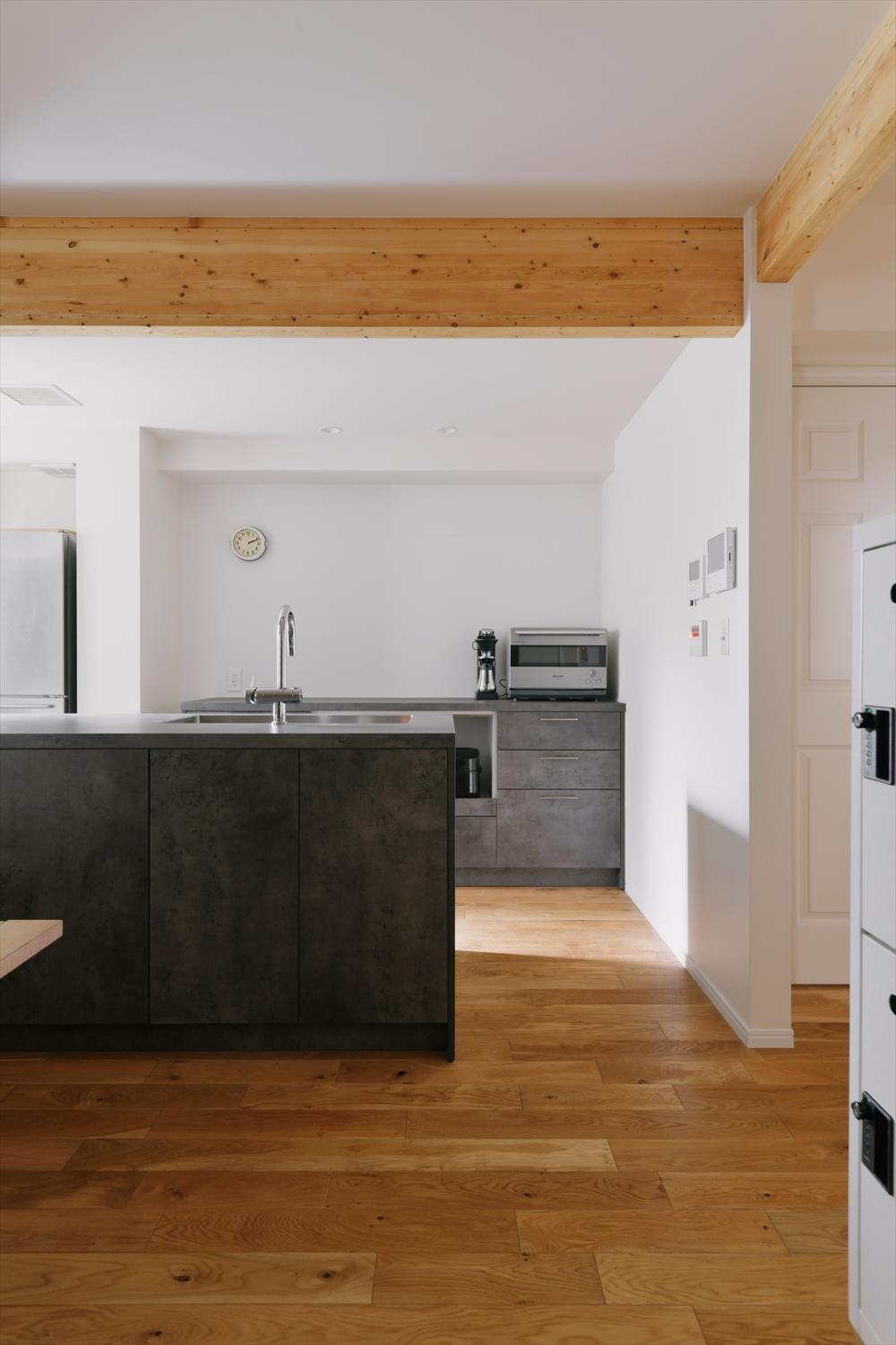 ダイニングから見たキッチン。背面収納もキッチンカウンターとセットで揃えてスタイリッシュに。冷蔵庫がダイニング側から見えにくくなり、生活感が軽減されました。