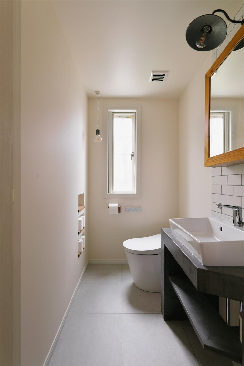 1階トイレの手洗いは、洗面を兼ねて大き目のボウルをセレクトし、出入りをスムーズにするために出入口側のカウンター収納を斜めにカットしています。