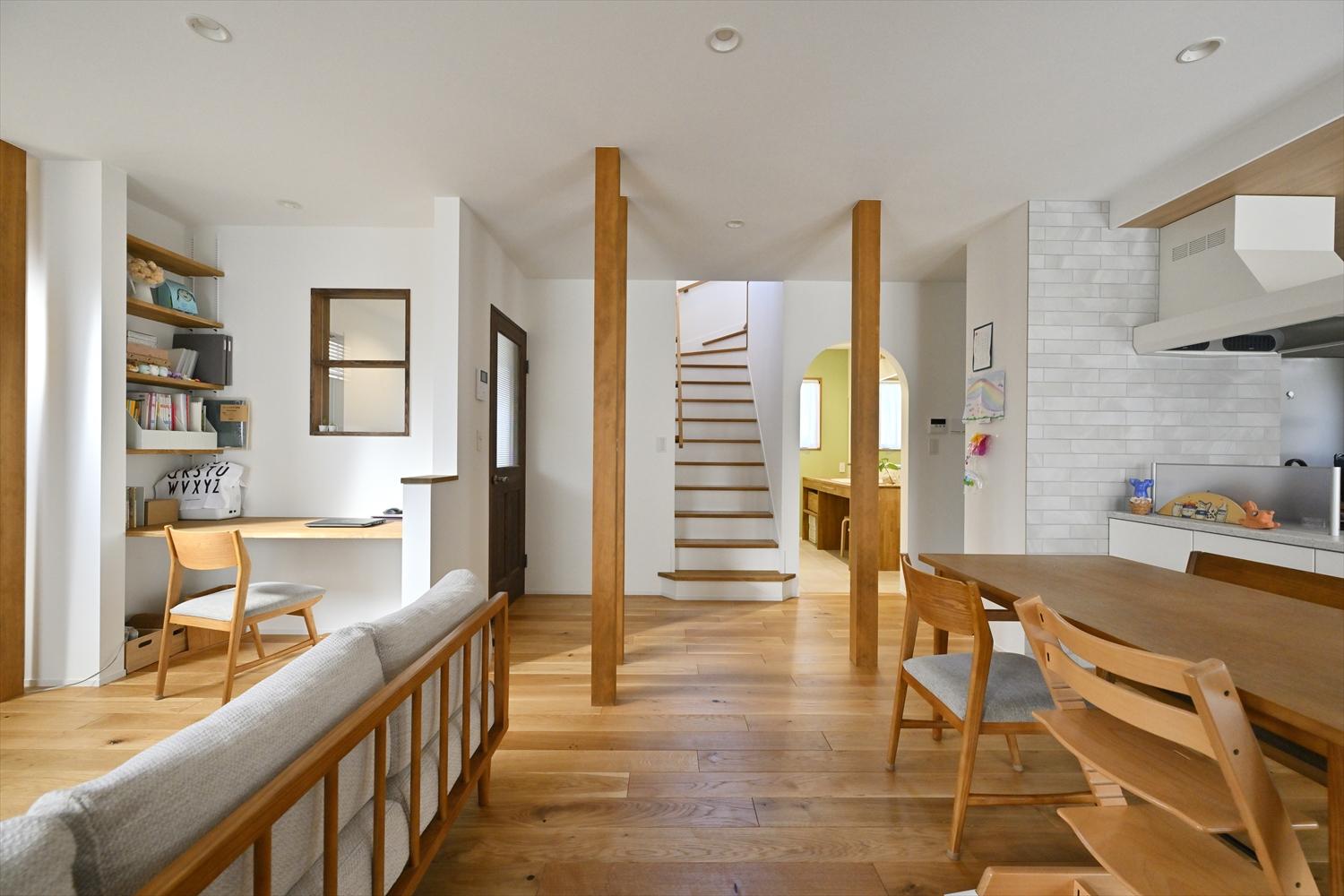 リビングに隣接していた和室はなくして、LDを広々とした空間に。階段の位置は変えず、LDとの間にあった廊下をなくすことで、リビングイン階段を実現。2階へ向かう家族と自然に顔を合わせられます。サッシを断熱性の高いタイプに交換し、床暖房も採り入れて快適さを高めました。