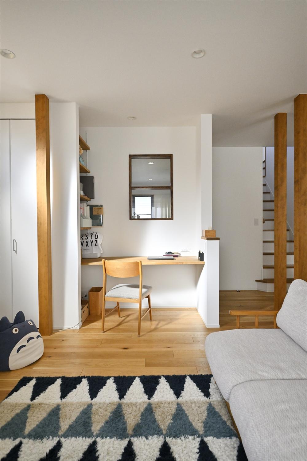 リビングの一角にはかわいらしい室内窓のあるワークスペースを。リモートワークに活用でき、デスクカウンター下はお子さまの秘密基地にもなっている様子。