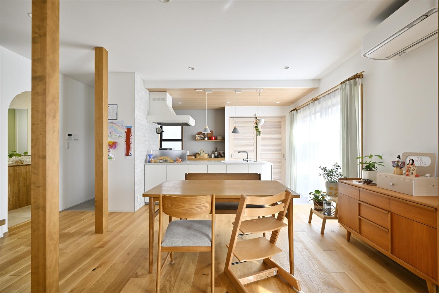 キッチンも奥まった北側から広くて明るい南側へと移動させ、フラットカウンターの対面式に。LDにいるご家族との一体感を味わいながら家事ができます。