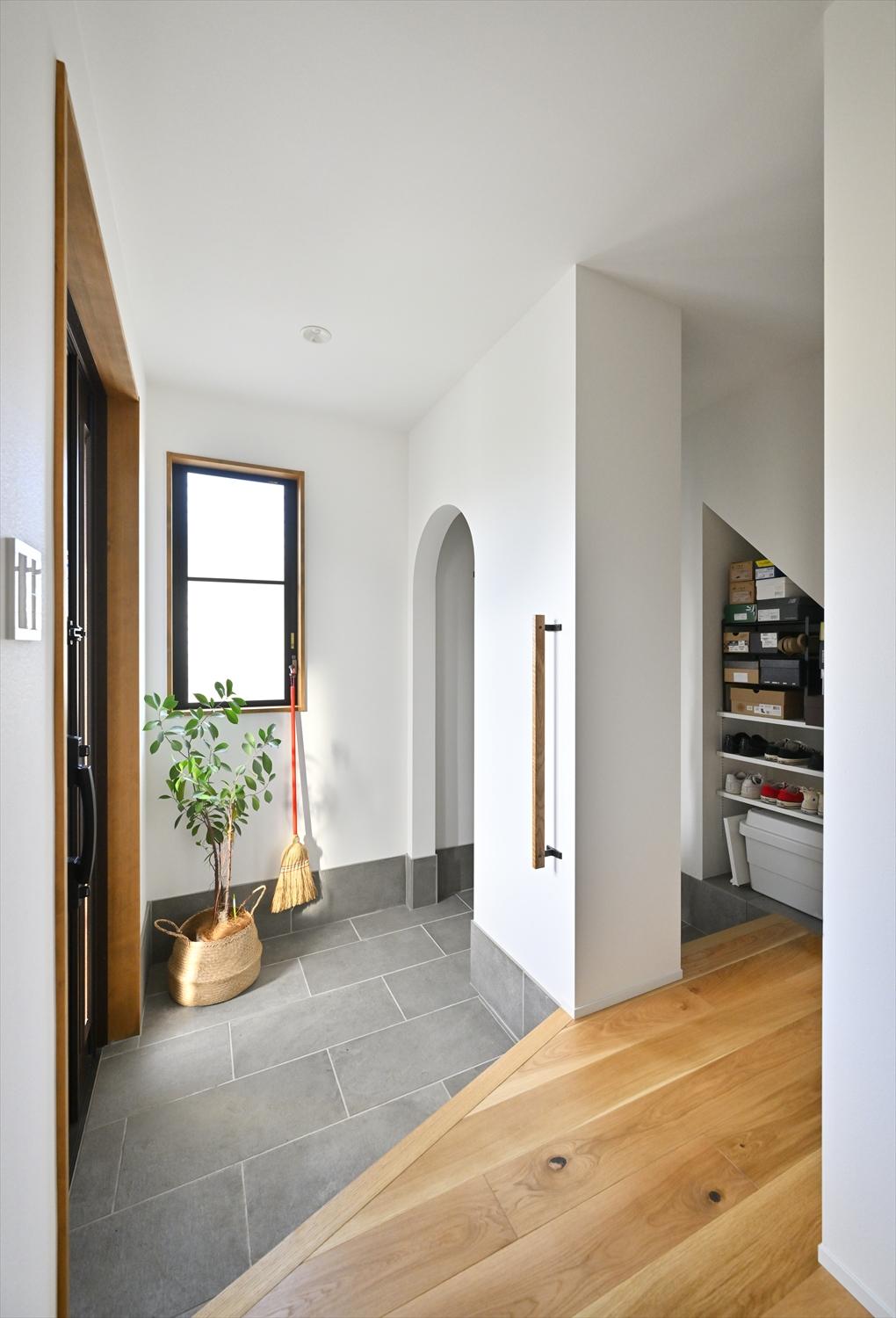 玄関では土間スペースを広くとり、通り抜けができるシューズクローゼットを計画。ご家族は収納の中を通って出入りし、ゲストには玄関ホールに直接入ってもらうプランです。家族とゲストの動線を分けたことで、急な来客にもスムーズに対応しやすく、玄関がすっきり片づきます。