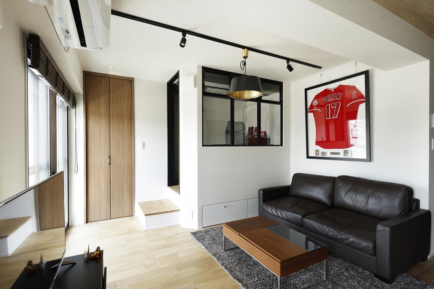 リビングの一角には一段床を高くした書斎を設置。書斎への階段の下は収納とし、スペースを有効活用しました。