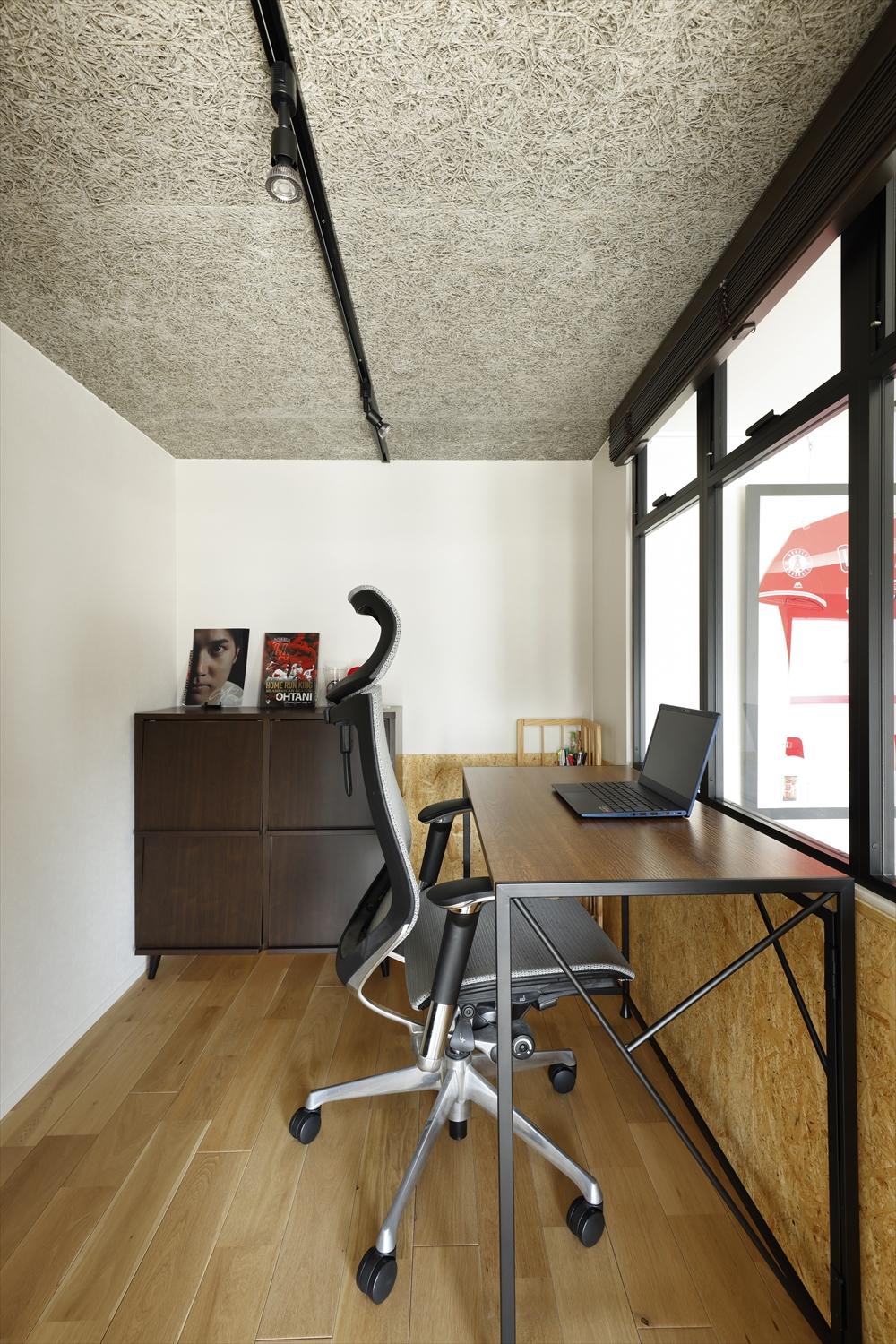 LDKより床を高くすることで、見える景色が変わり、また程よいこもり感があるため仕事のオンオフを切り替えられるようになっています。