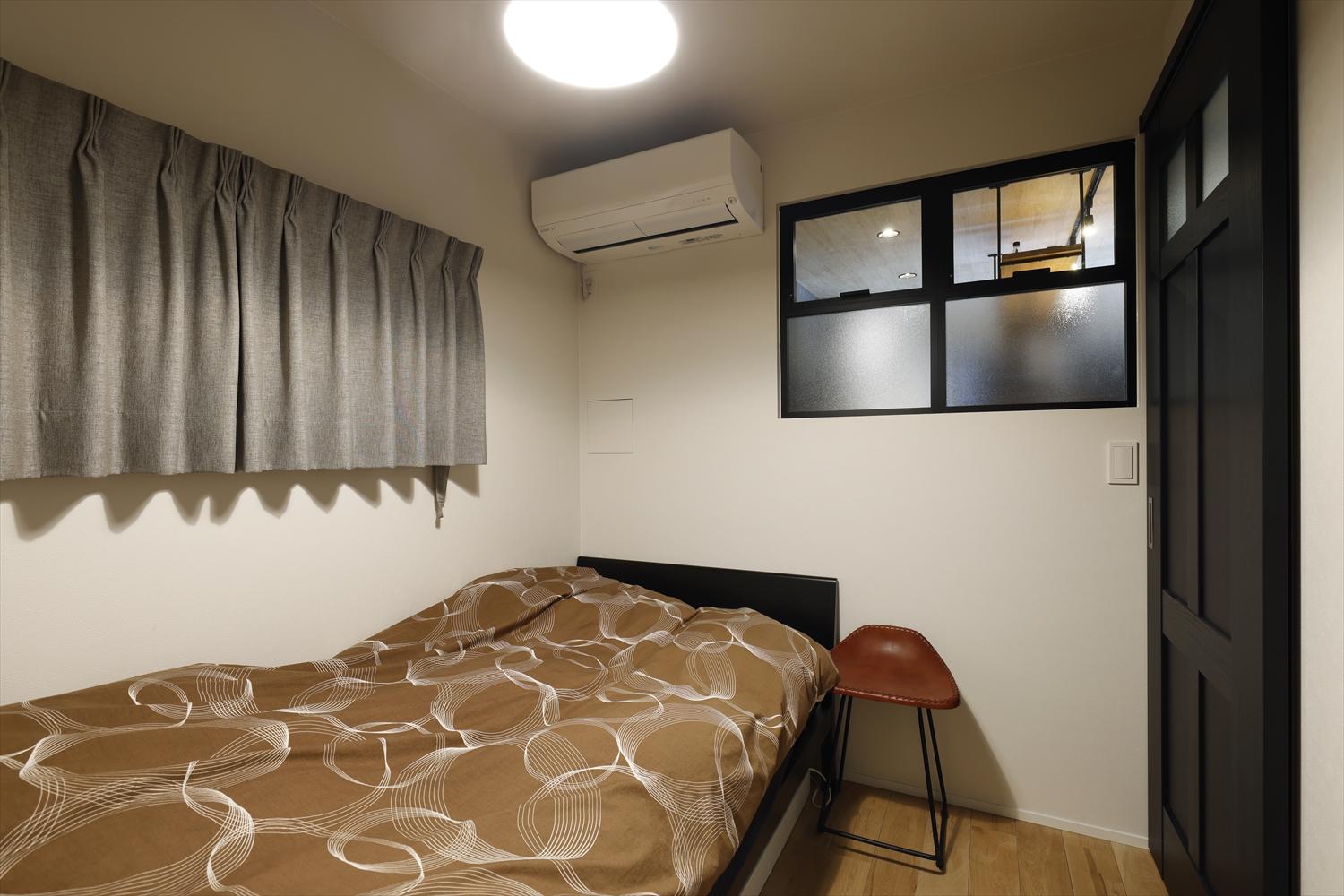 寝室には大きな室内窓を設置してLDKからの採光も確保。