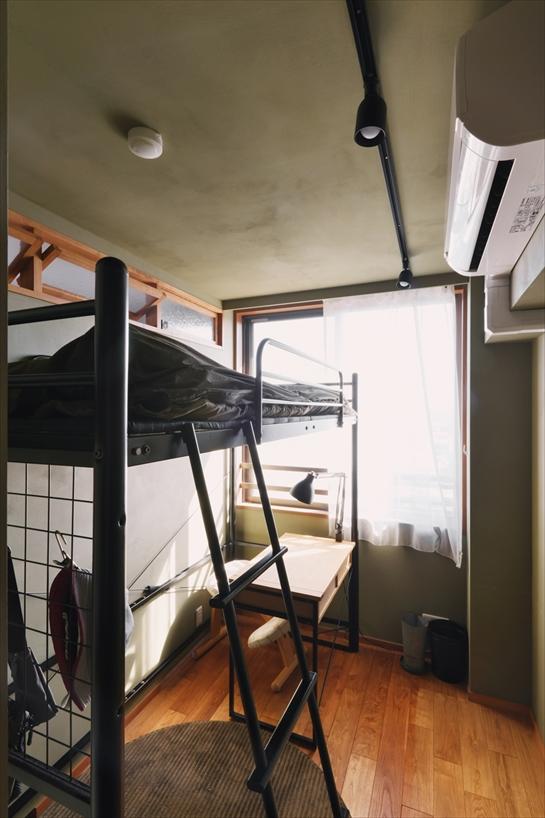 間仕切り壁の上部には室内窓をプラス。エアコンの風が通り抜けるようになり、お子さん同士がロフトベッドで寝ながらおしゃべりを楽しむこともできます。