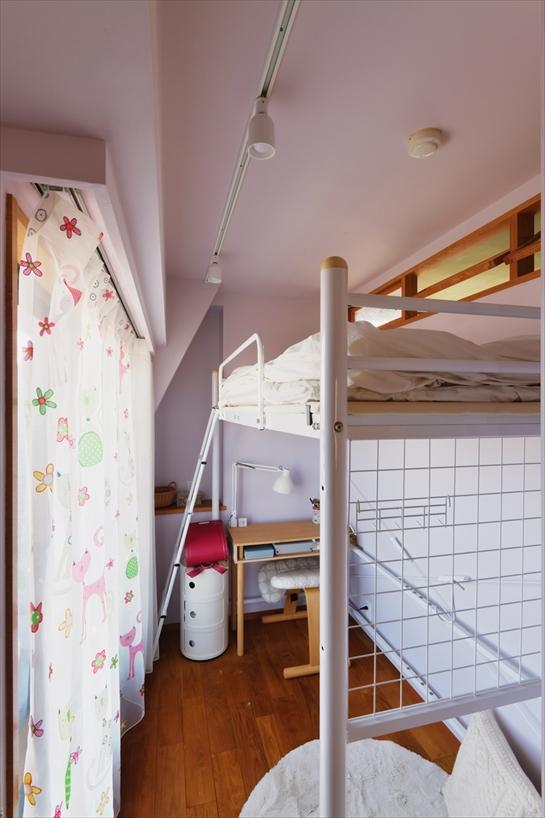 子ども部屋の壁は、Kさんご家族で「ポーターズペイント」を使って塗装。カラーはそれぞれお子さんたちが選びました。養生が大変だったそうですが、リノベの思い出になったと喜ばれています。