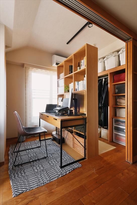 ワークスペースとして使われているお部屋では、壁面いっぱいにクローゼットを造作。しまいたいものや使い方のイメージを明確にお持ちだったので、ご要望通りにプランしました。
