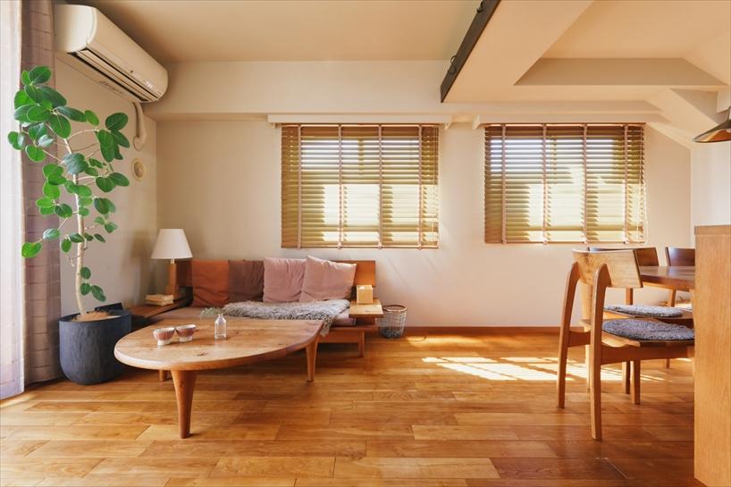 以前、改修された時の無垢のフローリングが、時間を経て落ち着いた色合いに。