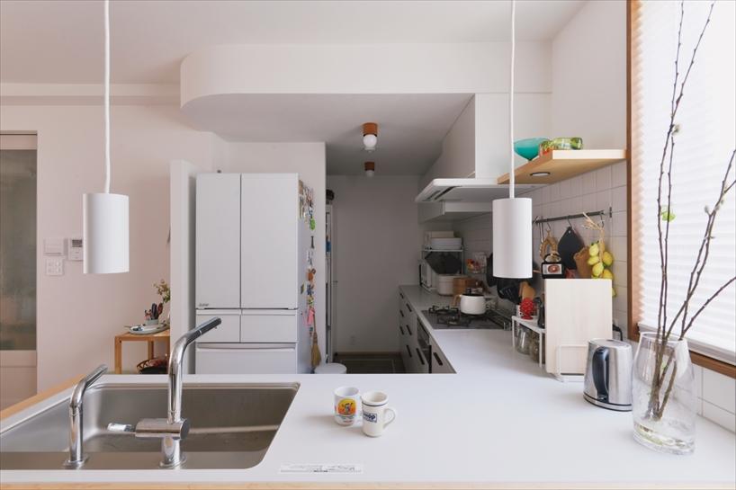 奥まっていたキッチンは位置を変え、オープンなL型レイアウトに変更。