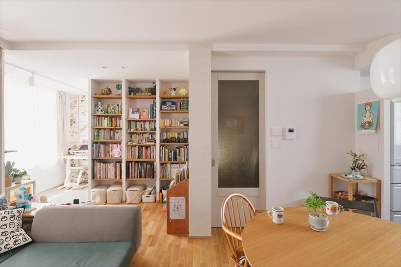 3LDKの間取りを2LDKにし、洋室の1つをリビングに取り込んでスペースを広げました。細長い形状だったLDが大きなコの字型になり、ゲストを招いてもゆとりある広さに。お子さまも伸び伸び遊べるくつろぎ空間になりました。