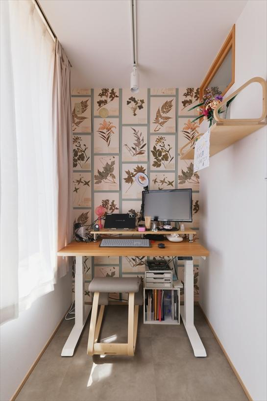 ワークスペースは奥まっているため個室感もあり、落ち着いて仕事するのにぴったり。リビングで遊んでいるお子さまの見守りもしやすいレイアウトです。