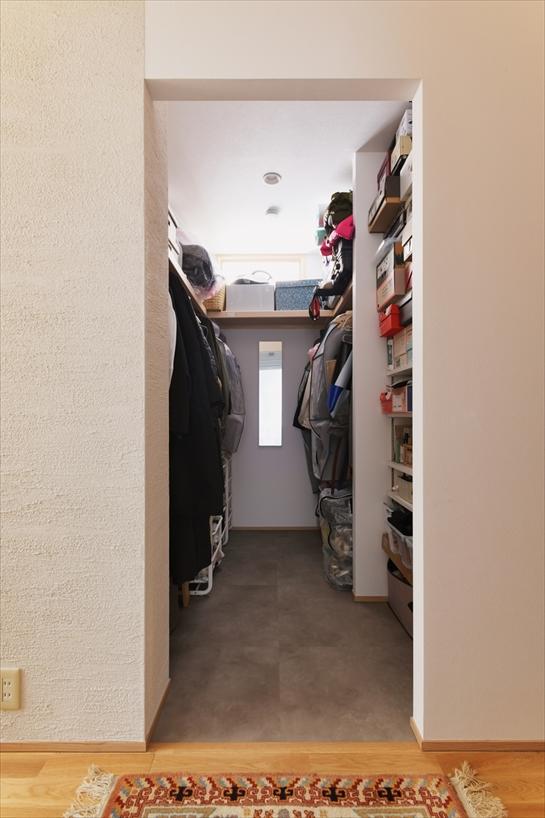 洋室だった場所には本棚とウォークインクローゼット、ワークスペースを配置。たくさんお持ちの本や衣類をすっきりしまえるよう、本棚とクローゼットは大容量に